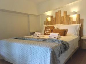 Posteľ alebo postele v izbe v ubytovaní Evia Greece Summer Suites - Halkidiki Suites Com