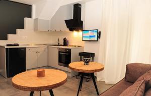 Kuchyňa alebo kuchynka v ubytovaní Evia Greece Summer Suites - Halkidiki Suites Com