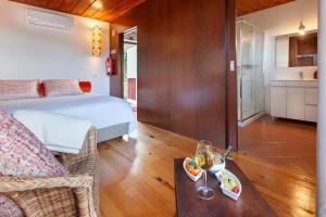 een kamer met een bed en een tafel met een glas wijn bij Casa do Rancho - Turismo Rural in Paranhos