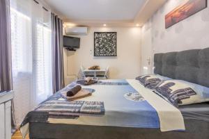 ein Schlafzimmer mit einem großen Bett in einem Zimmer in der Unterkunft APP BENI in Crikvenica