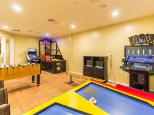 Mängude tuba majutusasutuses Avalon 810 - Large Corner Unit w/ Wrap Around Balcony & Gorgeous Beach Views!