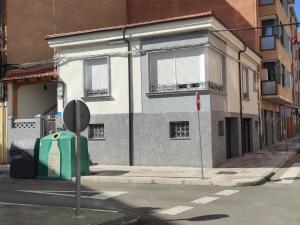 un edificio en una calle de la ciudad con un letrero de calle en Savala house León, en León