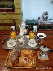 - une table avec un plateau de viennoiseries et des tasses de café dans l'établissement Antoniet, à Naples