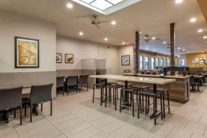 una zona de comedor con mesas y sillas en un restaurante en Best Western Plus Park Place Inn - Mini Suites en Anaheim