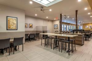 a dining area with tables and chairs in a restaurant at Best Western Plus Park Place Inn - Mini Suites in Anaheim
