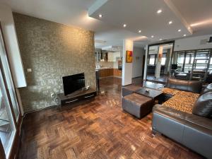 TV a/nebo společenská místnost v ubytování Riverside Luxury Apartment