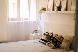 Postel nebo postele na pokoji v ubytování KVARTÝR - nový apartmán na náměstí v České Lípě