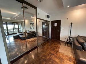 Posedenie v ubytovaní Riverside Luxury Apartment