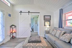 Istumisnurk majutusasutuses Landscape Views Sweetwater Country Cottage!