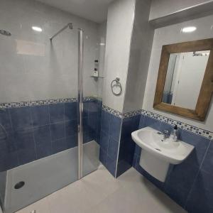 Ένα μπάνιο στο Apartamento frente a la playa Piso 3