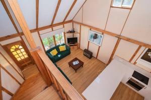 una vista aérea de una sala de estar en una casa en Ocean View walk to the beach & Surfers Point - Margaret River Properties, en Prevelly