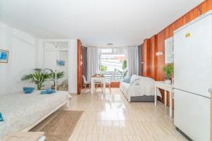 una sala de estar con un sofá y una mesa en Seaside apartment, en Punta del Hidalgo