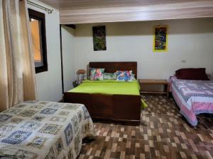 1 dormitorio con 2 camas en una habitación en CreaDora, en Boquete