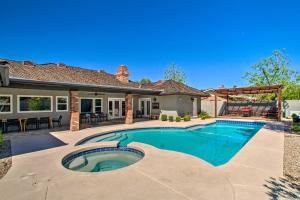 einen Pool im Hinterhof eines Hauses in der Unterkunft Modern Mesa Escape with Pool Less Than 5 Mi to Downtown in Mesa