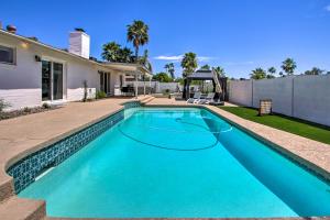 een zwembad in de achtertuin van een huis bij Pet-Friendly Scottsdale Oasis with Pool and BBQ! in Phoenix