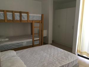 Poschodová posteľ alebo postele v izbe v ubytovaní Los Libertadores Paracas Beach House