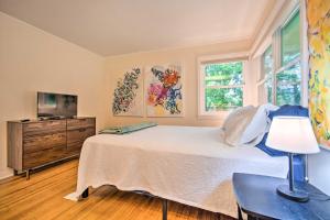 Postel nebo postele na pokoji v ubytování Newly Renovated Little Rock Escape with Yard!