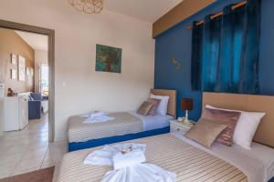 Кровать или кровати в номере Kissamos sea view beach apartments