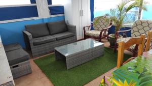 Posedenie v ubytovaní Ático Arinaga con vistas , jacuzzi , terraza y barbacoa
