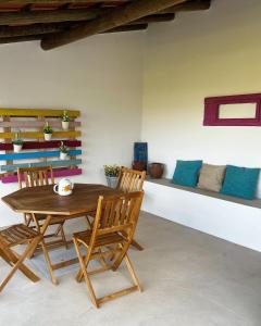 - une salle à manger avec une table et des chaises en bois dans l'établissement Casa da Cerca, à Corte do Pinto