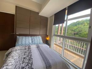 Postel nebo postele na pokoji v ubytování Miranda 311B 2br at Pico de Loro by Raquel's Place + 26 fotografií