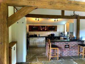 Кухня або міні-кухня у Trelaske Mill Cider Barn-with Hot Tub, Fire Pit BBQ