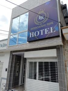 Hotel Inmaculada Real في فلورنسيا: لافته لفندق على واجهة مبنى
