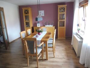 cocina y comedor con mesa y sillas en Quaint Holiday Home In Girmont-Val-d'Ajol with Terrace, en Pracht