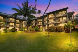 a resort with a lawn in front of a building at YOUR HAWAIIAN TROPICAL GARDEN VIEW STUDIO - KONA ISLANDER INN CONDOS condo in Kailua-Kona