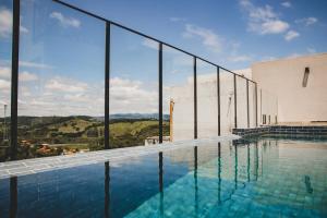 Bazén v ubytování Suite Luxo com Piscina Privativa e Jacuzzi nebo v jeho okolí