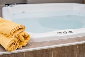 a towel sitting on a counter next to a bath tub at Hotel Traful in Mar del Plata