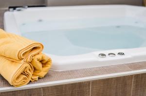 una toalla sentada en un mostrador junto a una bañera en Hotel Traful en Mar del Plata