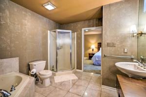 une salle de bain avec une douche, des toilettes et un lavabo dans l'établissement Immaculate Family Townhome - Walk to Beach!, à Gary 23 autres photos