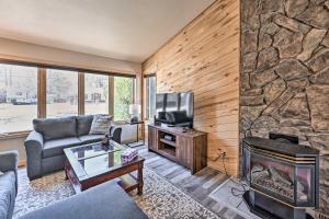 Μια τηλεόραση ή/και κέντρο ψυχαγωγίας στο Charming Buena Vista Home with Hot Tub and Deck!