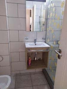 a bathroom with a sink and a mirror at Departamento 2 dormitorios Nueva Cordoba in Cordoba