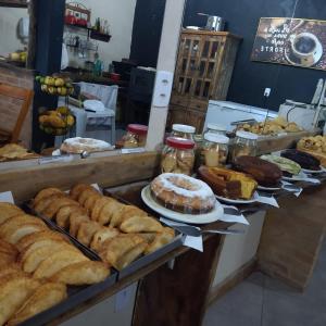 a bakery with various types of bread and pastries at Cobertura centro Ibitpoca MG in Lima Duarte
