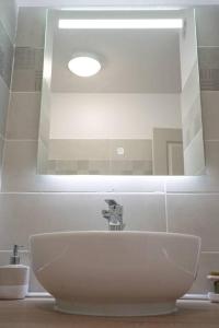 Ένα μπάνιο στο Le Marie-Agnès Appartement neuf de Standing