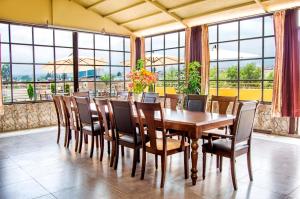 comedor con mesa, sillas y ventanas en Hotel D'Carlo Class en Arequipa