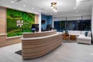 Posezení v ubytování EVEN Hotels - Shenandoah - The Woodlands by IHG