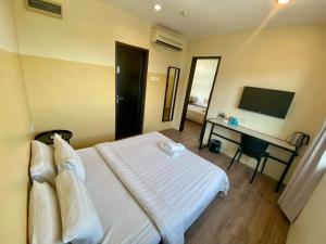 a hotel room with a bed and a desk at Chariton Hotel Butterworth in Butterworth