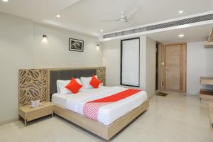 Łóżko lub łóżka w pokoju w obiekcie OYO Flagship Hotel Season Choice