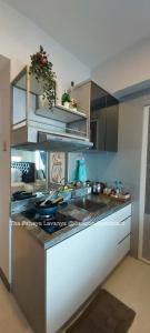 eine Küche mit einer Spüle und einer Arbeitsplatte in der Unterkunft The Paneya Lavanya @Benson Apartment in Surabaya