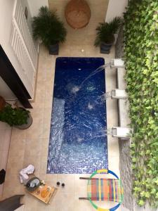 an overhead view of a swimming pool on a tile floor at Luna Nueva Casa de Huéspedes in Ríohacha