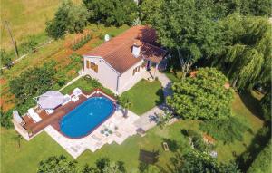 uma vista superior de uma casa com piscina em 2 Bedroom Nice Home In Barban em Barban