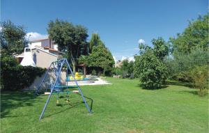 huśtawka na podwórku domu w obiekcie Holiday Home Melnica Iii w mieście Barban