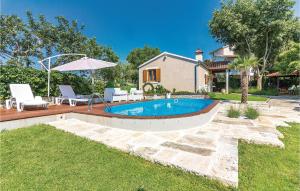 Bazén v ubytování Holiday Home Melnica Iii nebo v jeho okolí