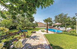 Bazén v ubytování Holiday Home Melnica Iii nebo v jeho okolí
