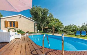 Bazén v ubytování Holiday Home Melnica Iii nebo v jeho okolí