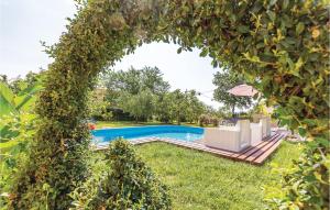Bazén v ubytování Holiday Home Melnica Iii nebo v jeho okolí