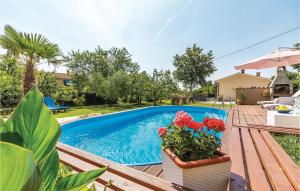 Bazén v ubytování Holiday Home Melnica Iii nebo v jeho okolí